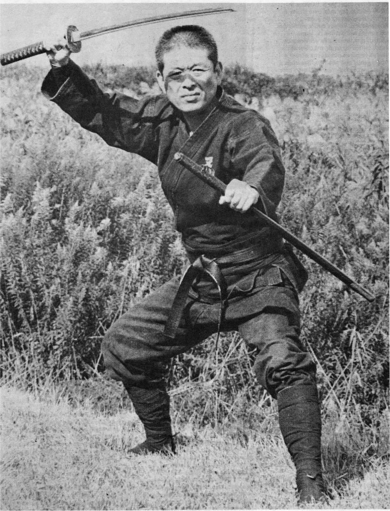 Ο Masaaki Hatsumi με σπαθί