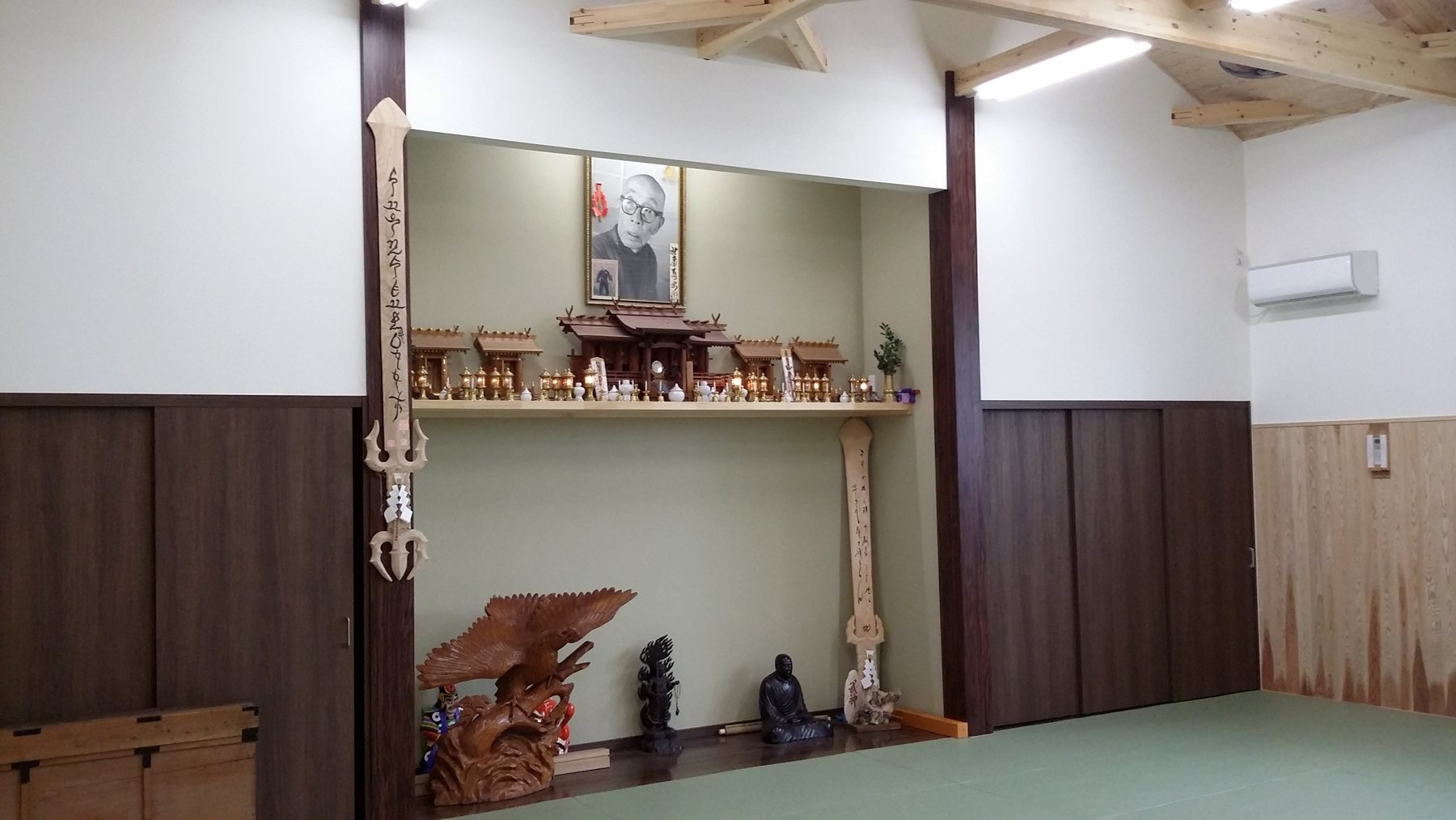 Εσωτερικό dojo με βωμό και φωτογραφία του Takamatsu