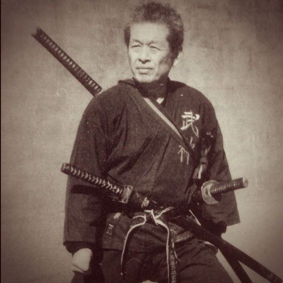 Ο Masaaki Hatsumi με σπαθιά
