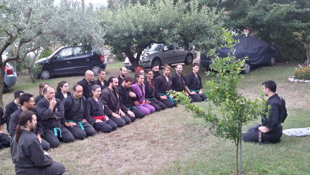 Μαθητές σε seiza στον κήπο