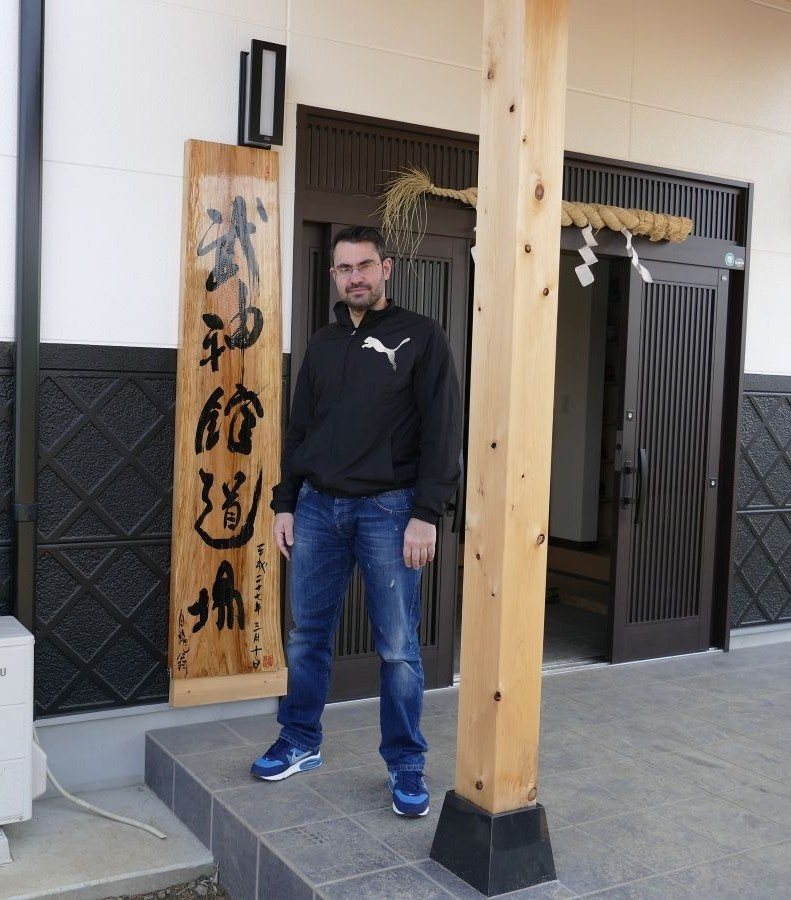 Ο Κώστας Καψελιδάκης στην είσοδο του Hombu Dojo στην Ιαπωνία